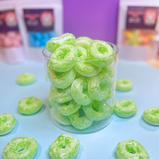 Gefriergetrocknete Apfelringe (Halal) in einem transparenten Glasbehälter – Vorderansicht des Produkts von Astrocat Candy vor neutralem Hintergrund.