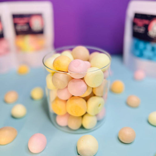 Gefriergetrocknete Crunchies Sour Mix (Halal) in einem transparenten Glasbehälter – Vorderansicht des Produkts von Astrocat Candy vor neutralem Hintergrund.