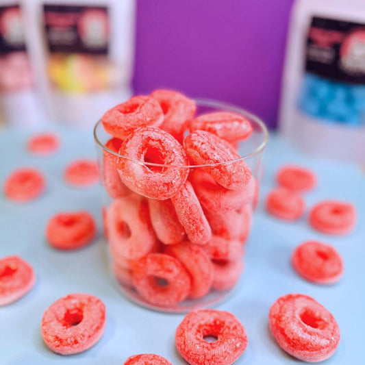 Gefriergetrocknete Erdbeerringe (Halal) in einem transparenten Glasbehälter – Vorderansicht des Produkts von Astrocat Candy vor neutralem Hintergrund