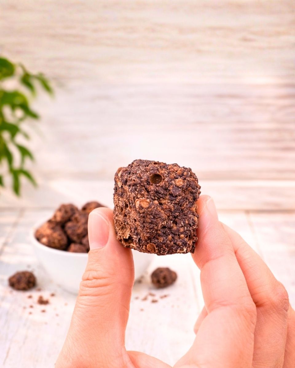 Gefriergetrocknete Kraft Crunch von Astrocat Candy in der Hand gehalten