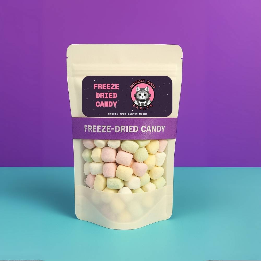Gefriergetrocknete Mini Chamallows in weißem Mylarbeutel – Vorderansicht der Produktverpackung von Astrocat Candy vor neutralem Hintergrund.