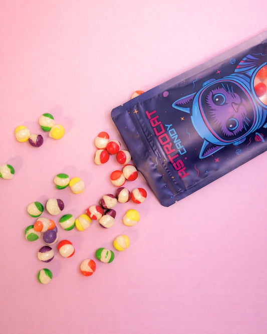 Gefriergetrocknete Rainbow Bites in der Vorderansicht mit liegender Tüte, bunt, knusprig und hochwertig als Produktfoto dargestellt.