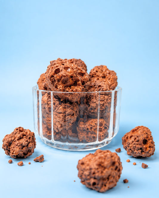 Gefriergetrocknete Schoko Stückchen im Glas mit Schoko Stücken auf dem Tisch