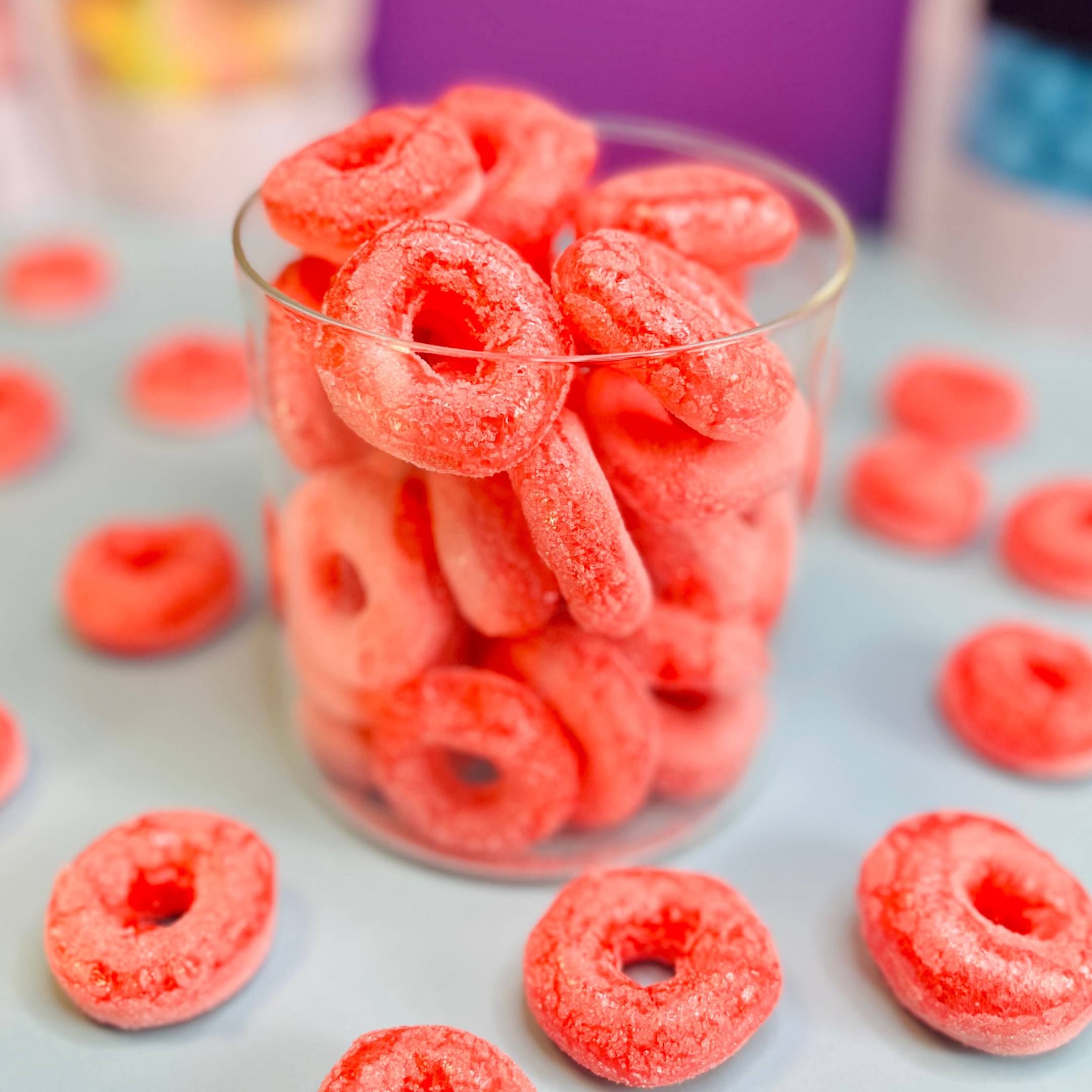 Gefriergetrocknete Erdbeerringe (Halal) in einem transparenten Glasbehälter – Vorderansicht des Produkts von Astrocat Candy vor neutralem Hintergrund