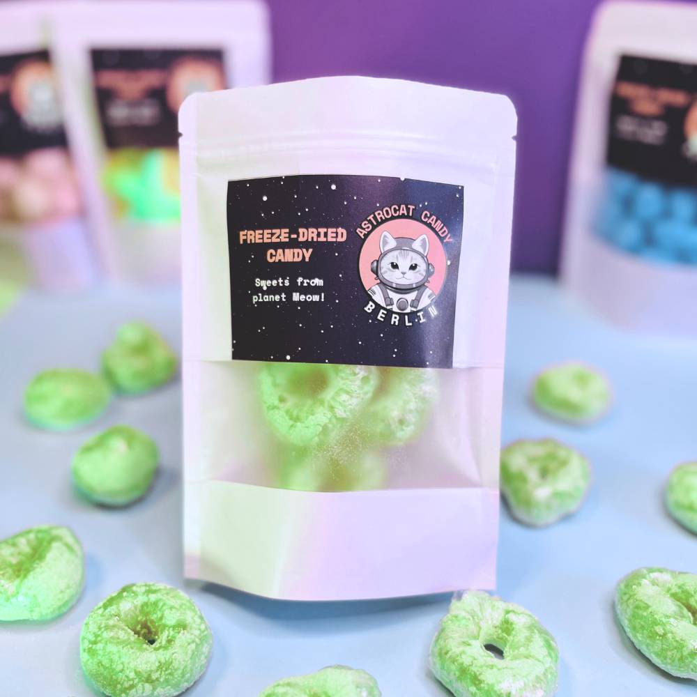 Gefriergetrocknete Apfelringe (Halal) in einem transparenten Glasbehälter – Vorderansicht des Produkts von Astrocat Candy vor neutralem Hintergrund.