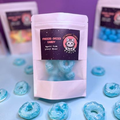 Gefriergetrocknete Blaubeerringe (Halal) im weißen Kraftpapier-Mylarbeutel – Produktvorderseite von Astrocat Candy vor neutralem Hintergrund.