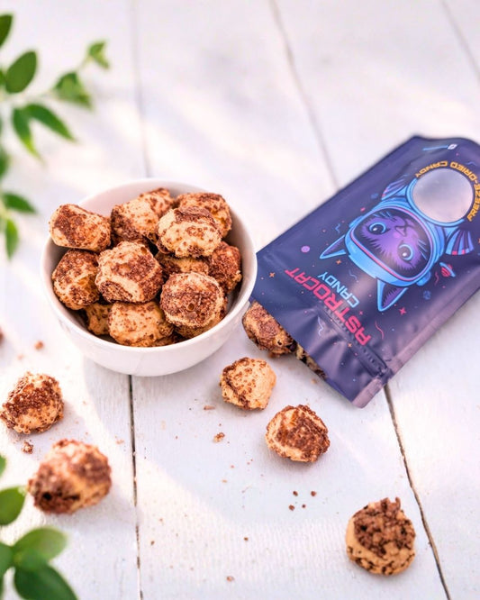 Gefriergetrocknete Crispy Caramel von Astrocat Candy in Ansicht von oben mit liegender Tüte