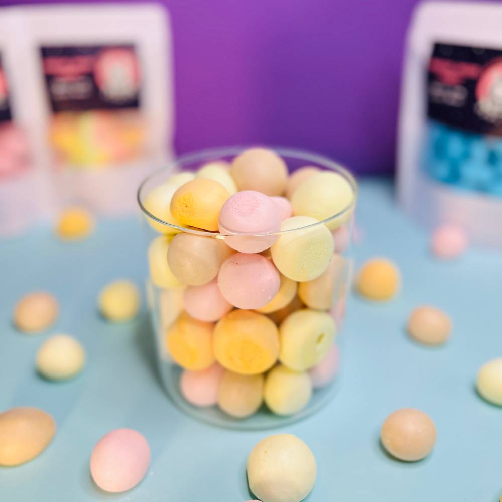 Gefriergetrocknete Crunchies Sour Mix (Halal) in einem transparenten Glasbehälter – Vorderansicht des Produkts von Astrocat Candy vor neutralem Hintergrund.