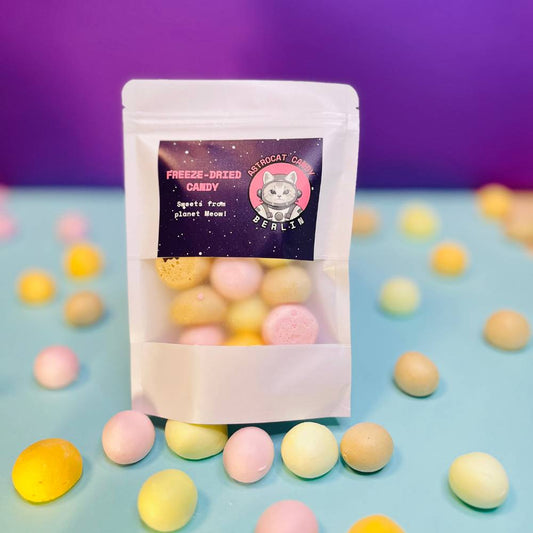 Gefriergetrocknete Crunchies Sour Mix (Halal) in weißem Mylarbeutel – Vorderseite der Verpackung von Astrocat Candy vor neutralem Hintergrund.