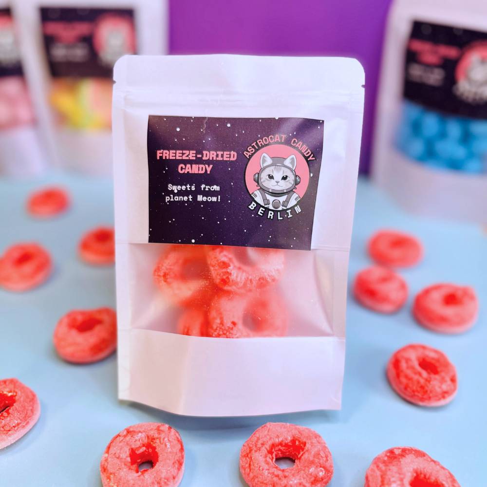 Gefriergetrocknete Erdbeerringe (Halal) in weißem Kraftpapier Mylarbeutel – Vorderansicht des Produkts von Astrocat Candy vor neutralem Hintergrund