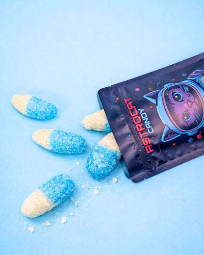 Gefriergetrocknete Himbeer-Flaschen von Astrocat Candy in Ansicht von oben mit liegender Tüte
