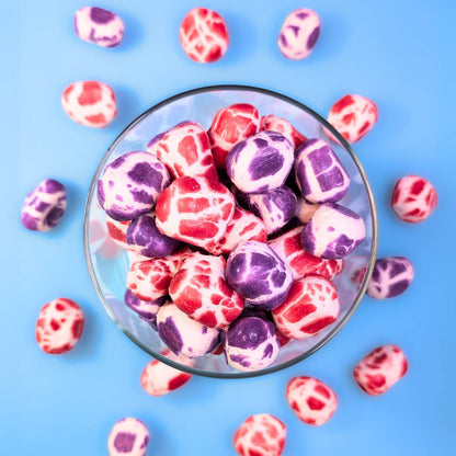 Gefriergetrocknete Krachmacher Berries in einem Glasbehälter – Draufsicht auf die bunte Beerenmischung von Astrocat Candy.