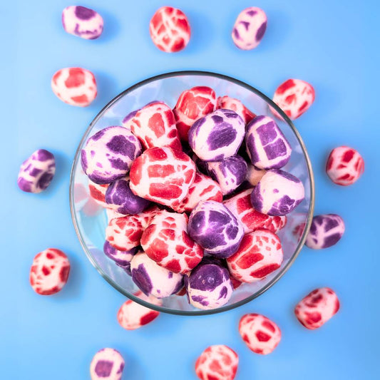 Gefriergetrocknete Krachmacher Berries in einem Glasbehälter – Draufsicht auf die bunte Beerenmischung von Astrocat Candy.