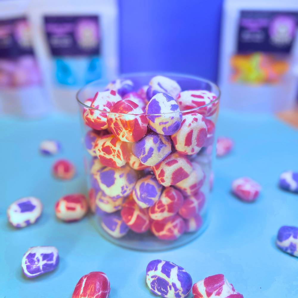 Gefriergetrocknete Krachmacher Berries in einem transparenten Glasbehälter – Vorderansicht des Produkts von Astrocat Candy vor neutralem Hintergrund.