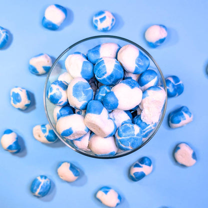 Gefriergetrocknete Krachmacher Blue in einem Glasbehälter – Draufsicht auf die blaue Fruchtgummi-Mischung von Astrocat Candy.