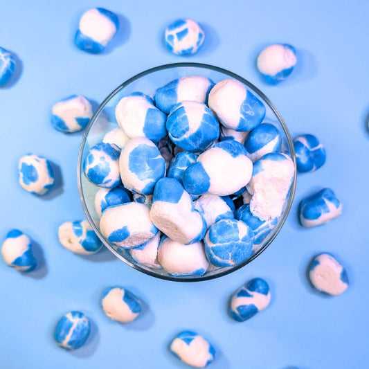 Gefriergetrocknete Krachmacher Blue in einem Glasbehälter – Draufsicht auf die blaue Fruchtgummi-Mischung von Astrocat Candy.