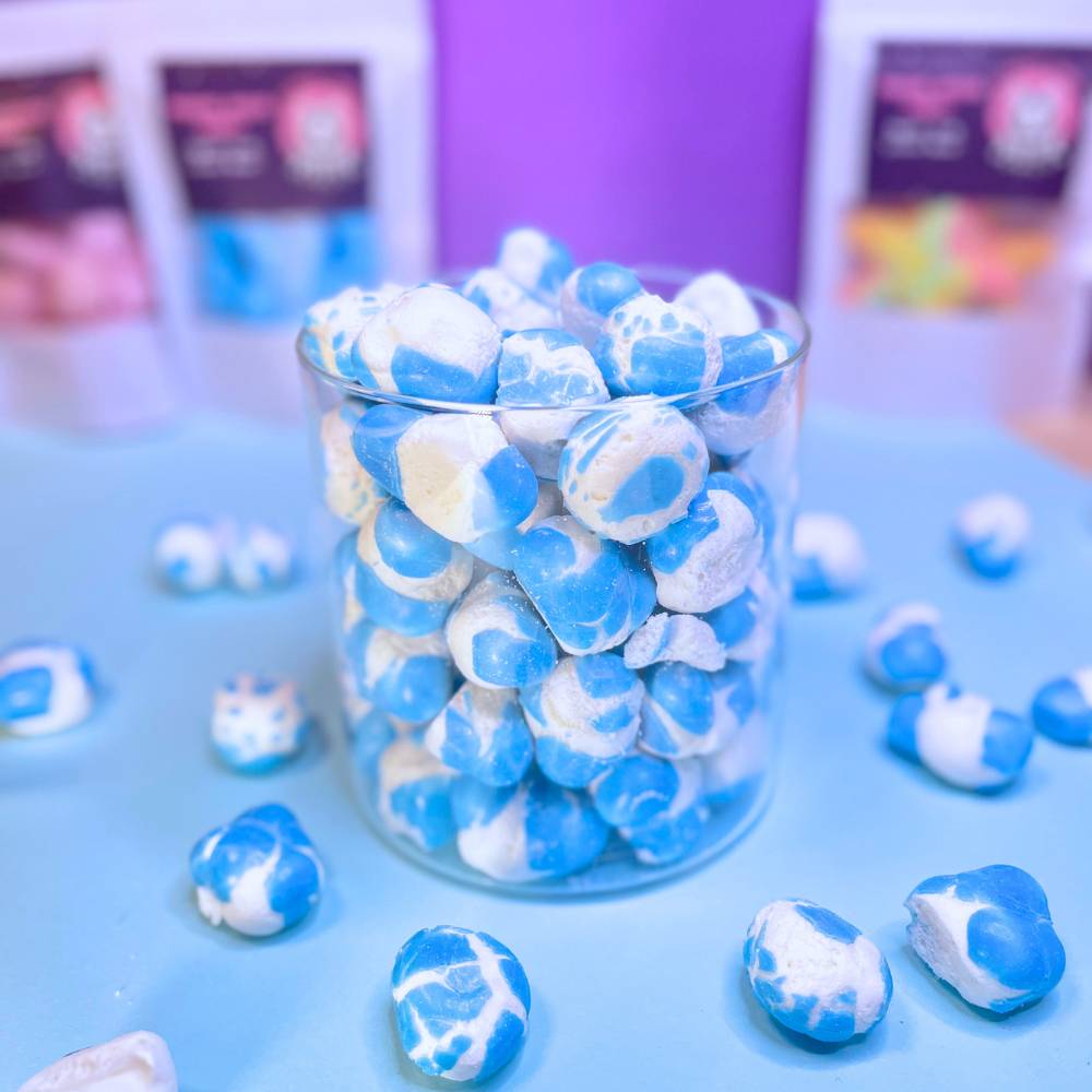 Gefriergetrocknete Krachmacher Blue in einem transparenten Glasbehälter – Vorderansicht der blauen Fruchtgummi-Mischung von Astrocat Candy vor neutralem Hintergrund.