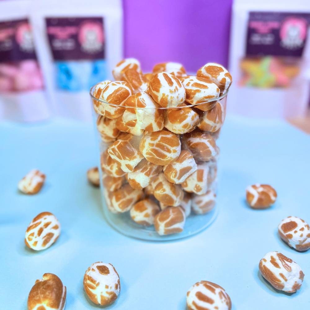Gefriergetrocknete Krachmacher Cola-Süßigkeiten in einem transparenten Glasbehälter – Vorderansicht des Produkts von Astrocat Candy vor neutralem Hintergrund.
