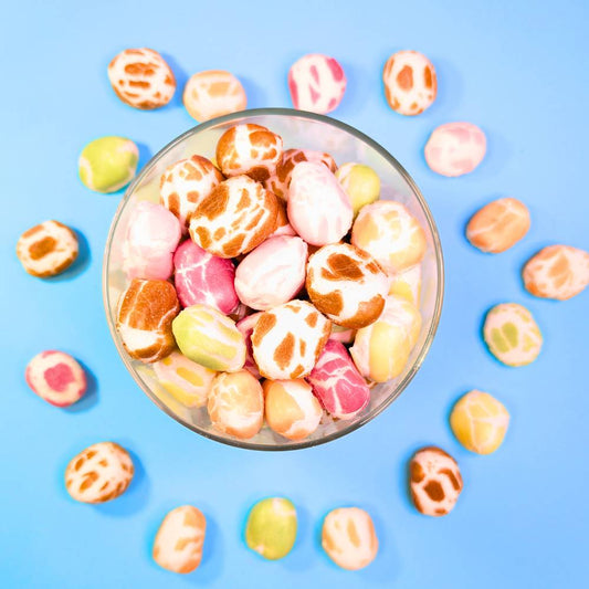 Gefriergetrocknete Krachmacher Frucht-Mix in einem Glasbehälter – Draufsicht auf die farbenfrohe Mischung von Astrocat Candy.