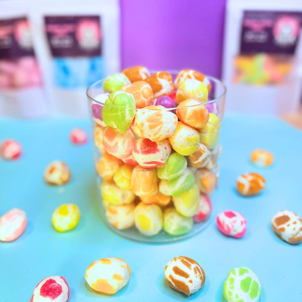 Gefriergetrocknete Krachmacher Frucht-Mix in einem transparenten Glasbehälter – Vorderansicht des Produkts von Astrocat Candy.