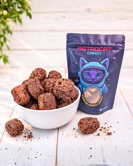 Gefriergetrocknete Kraft Crunch von Astrocat Candy in Vorderansicht mit Tüte