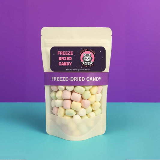 Gefriergetrocknete Mini Chamallows in weißem Mylarbeutel – Vorderansicht der Produktverpackung von Astrocat Candy vor neutralem Hintergrund.