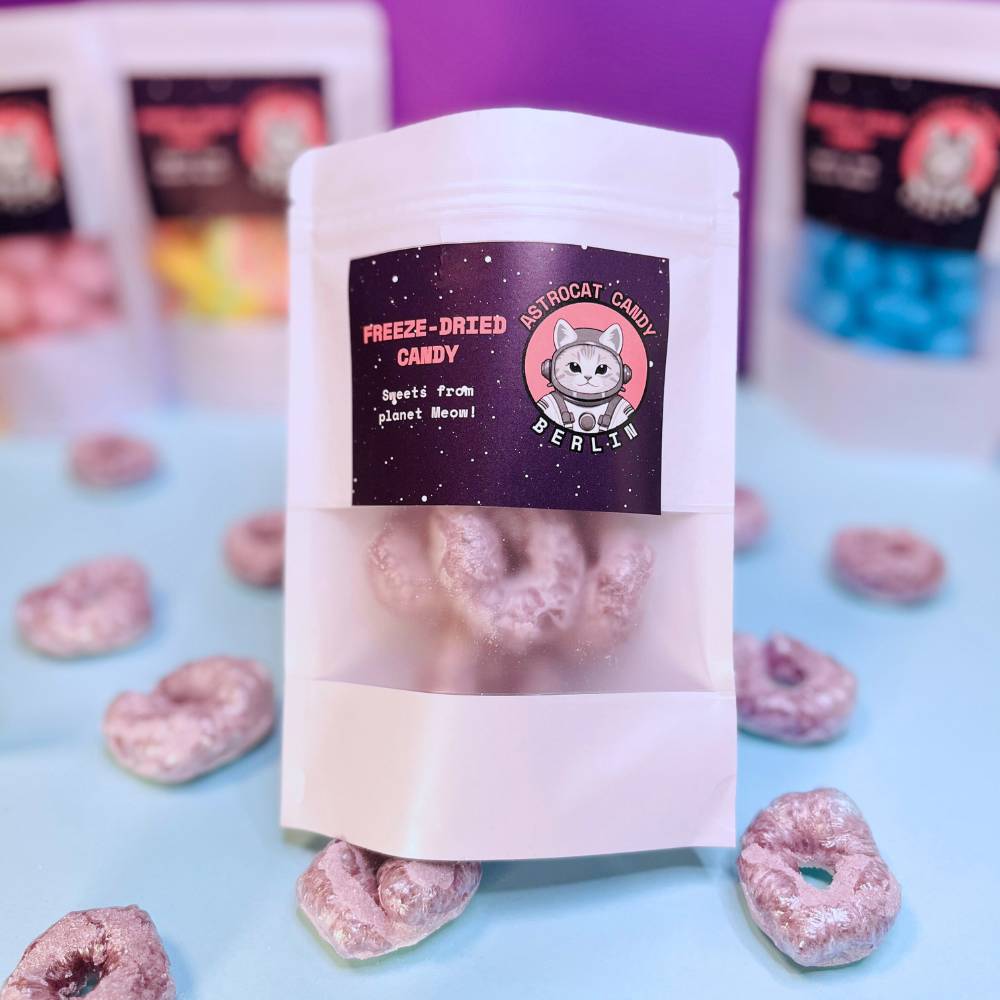 Gefriergetrocknete Passionsfruchtringe (Halal) in weißem Kraftpapier-Mylarbeutel – Vorderseite der Verpackung von Astrocat Candy vor neutralem Hintergrund.