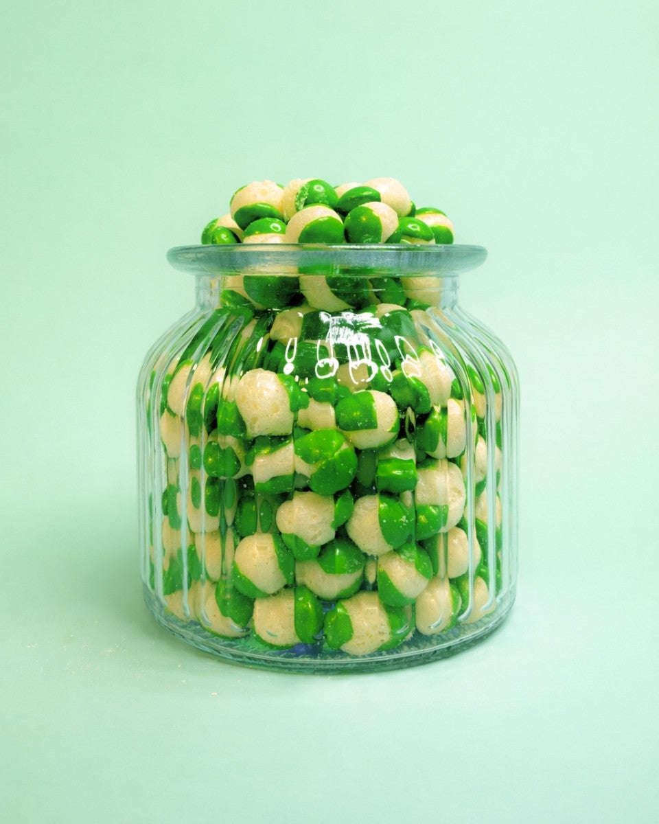 Gefriergetrocknete grüne Rainbow Bites in der Vorderansicht im Glas, knusprig und hochwertig als Produktfoto dargestellt.