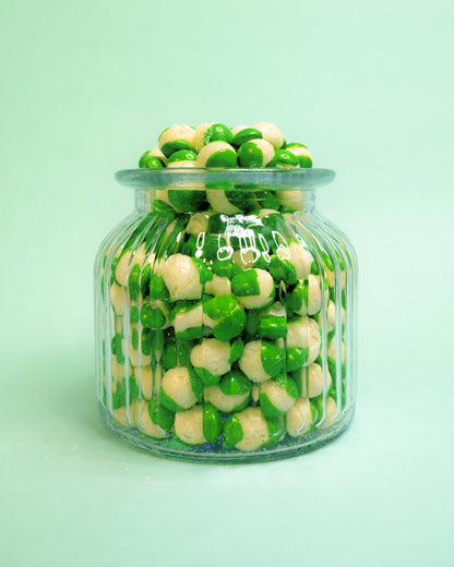 Gefriergetrocknete grüne Rainbow Bites in der Vorderansicht im Glas, knusprig und hochwertig als Produktfoto dargestellt.