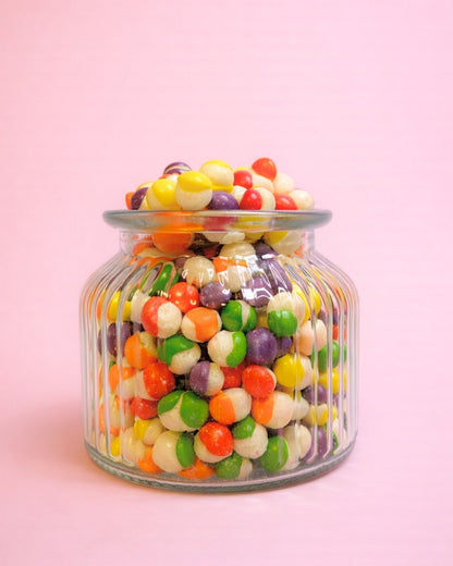 Gefriergetrocknete Rainbow Bites Mixed in der Vorderansicht im Glas, bunt, knusprig und hochwertig als Produktfoto dargestellt.