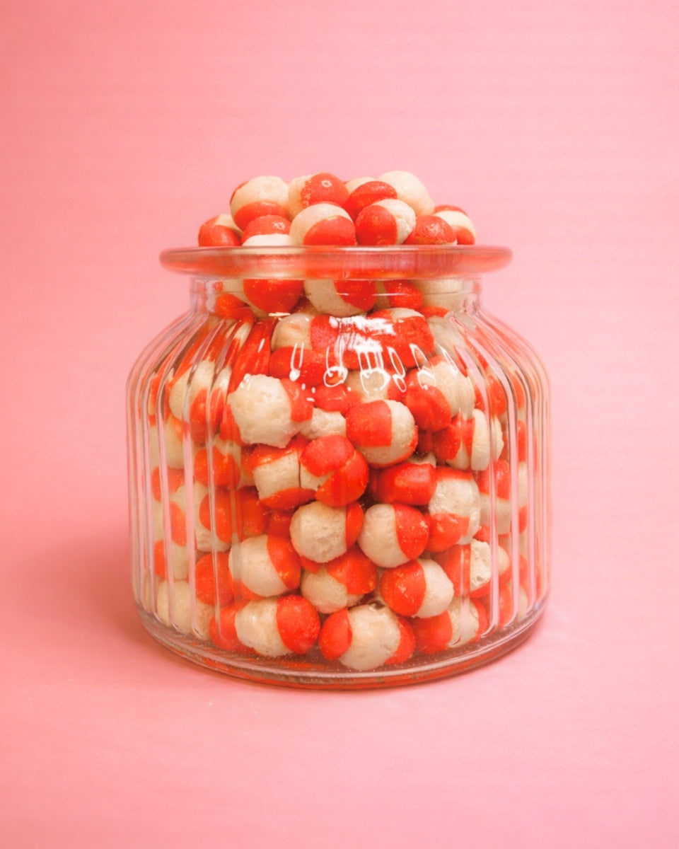 Gefriergetrocknete rote Rainbow Bites in der Vorderansicht im Glas, knusprig und hochwertig als Produktfoto dargestellt.