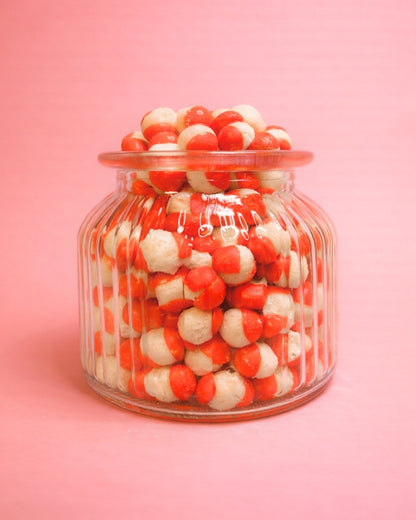 Gefriergetrocknete rote Rainbow Bites in der Vorderansicht im Glas, knusprig und hochwertig als Produktfoto dargestellt.