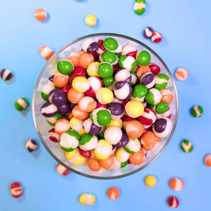 Gefriergetrocknete Rainbow Bites (vegan) – Draufsicht auf die bunt Rainbow Bites von Astrocat Candy in kräftigen Regenbogenfarben.