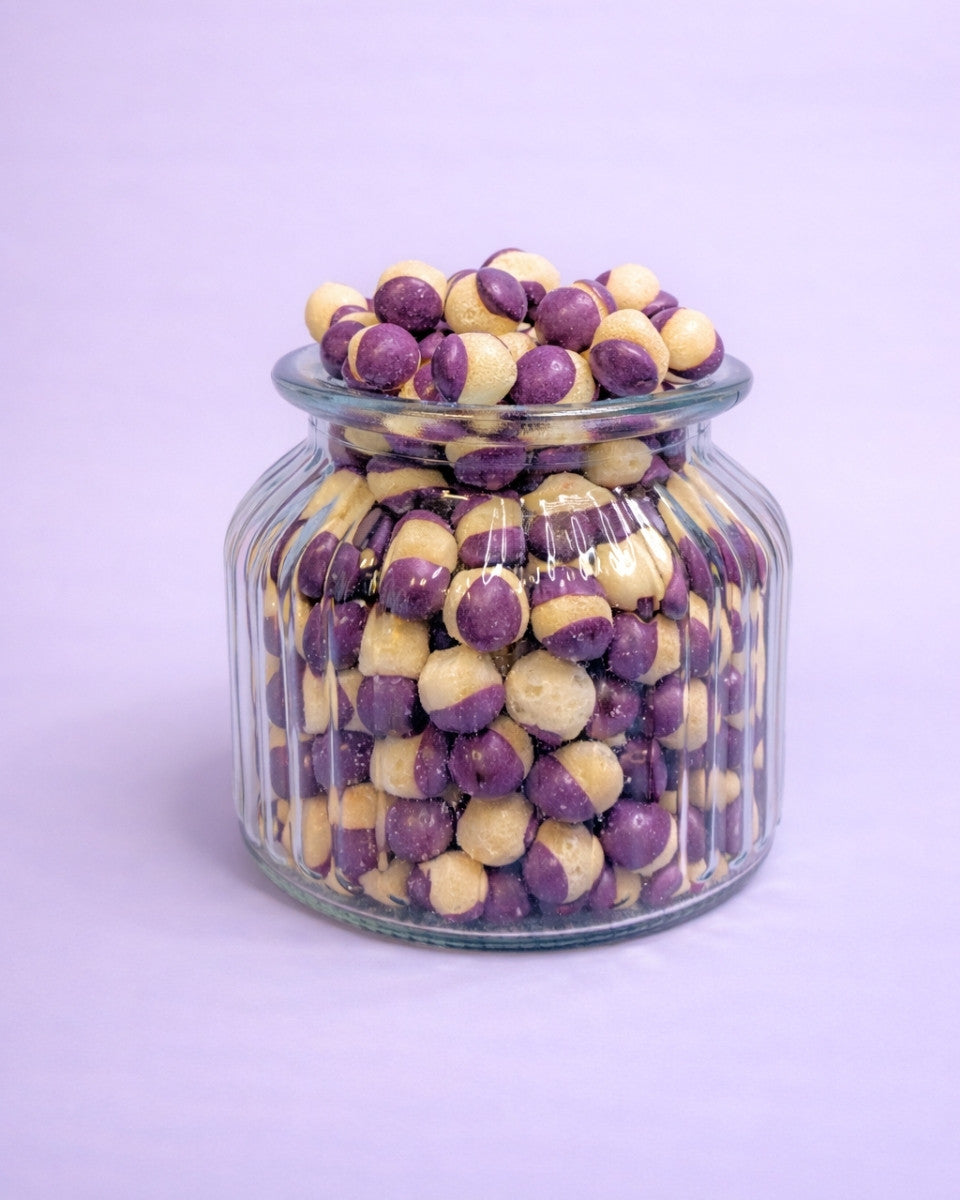 Gefriergetrocknete violette Rainbow Bites in der Vorderansicht im Glas, knusprig und hochwertig als Produktfoto dargestellt.