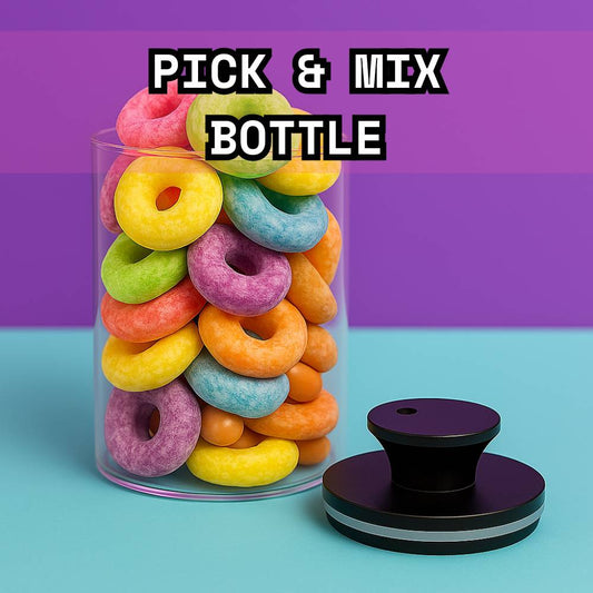 Transparenter Glasbehälter, gefüllt mit einer bunten Auswahl gefriergetrockneter Süßigkeiten – Pick & Mix Variante von Astrocat Candy, Vorderansicht.
