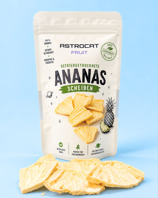 Gefriergetrocknete Ananasscheiben in der Astrocat Candy Tüte mit frischer Ananas
