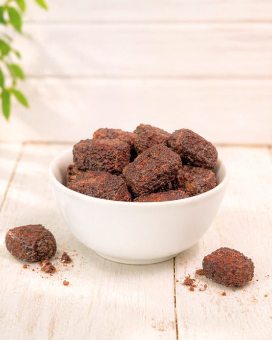 Gefriergetrocknete Schoko Crunchies in einer Schüssel in der Vorderansicht, knusprig und hochwertig als Produktfoto dargestellt.