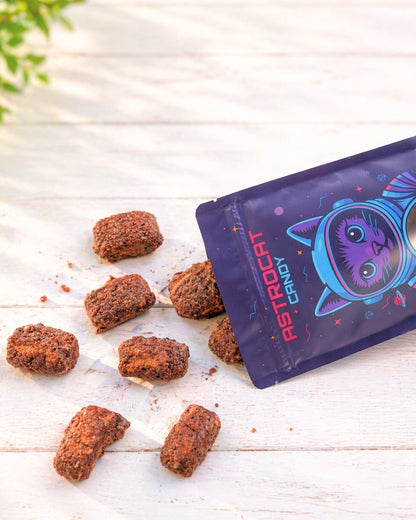 Gefriergetrocknete Schoko Crunchies in der Tüte in der Draufansicht, knusprig und hochwertig als Produktfoto dargestellt.