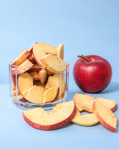 Gefriergetrocknete süße Apfelscheiben im Glas mit frischem Apfel